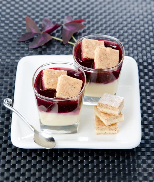 Almond cookies with custard — Stock Photo, Image