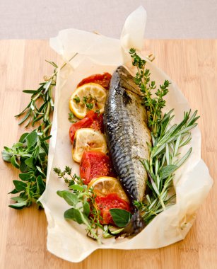 Otlar ve domates ile fırında uskumru