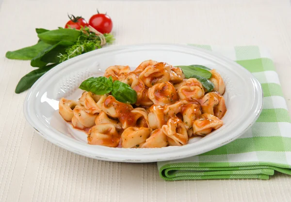 Italské tortellini těstoviny s rajčatovou omáčkou — Stock fotografie