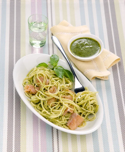 Spaghetti with pesto sauce and smoked salmon — Stock Photo, Image