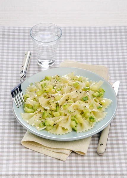 Farfalle con zucchine ed erbe essiccate — Foto Stock