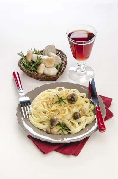 Tagliatelle con funghi porcini — Foto Stock