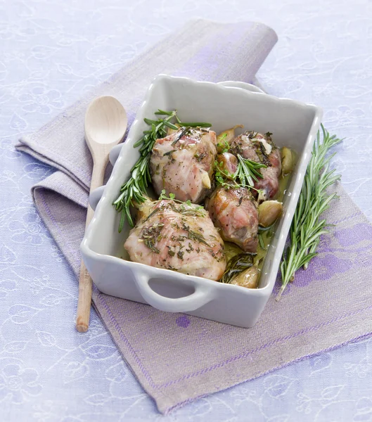 Kaninchenbraten mit Rosmarin und Thymian — Stockfoto