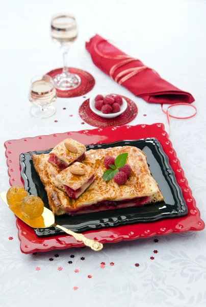 Apple pastry with raspberries — Stock Photo, Image