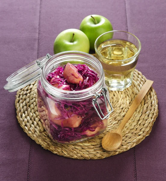 Rotkohl in Dosen mit Apfel — Stockfoto