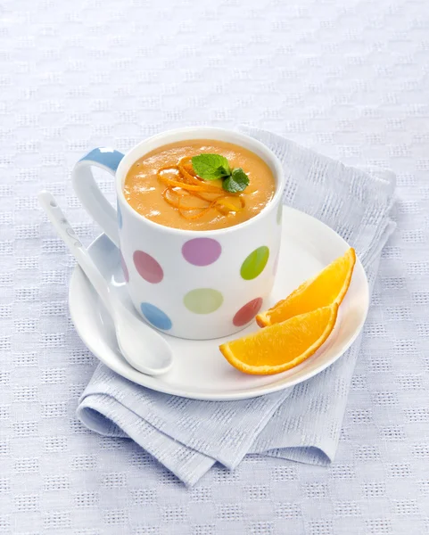 Sopa de crema de naranja con naranja —  Fotos de Stock