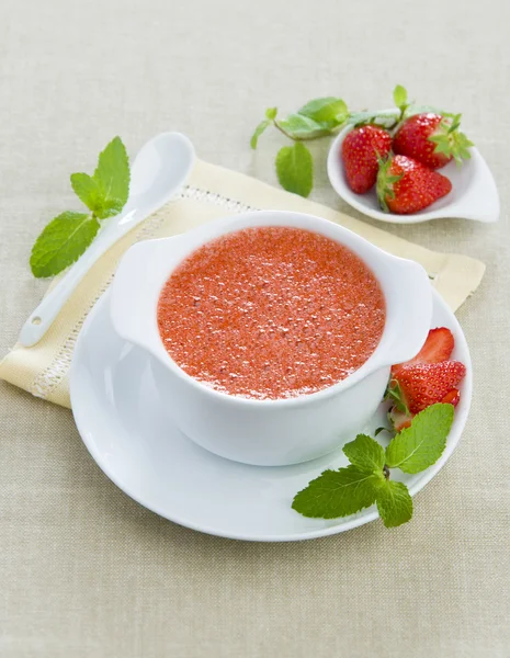 Kall jordgubbssoppa med mynta — Stockfoto