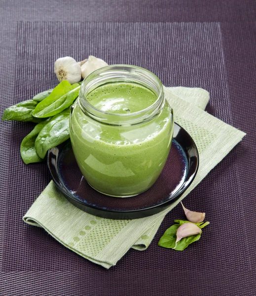 Cream of spinach soup with garlic — Stock Photo, Image