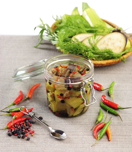 Aubergine och zucchini konserverad — Stockfoto