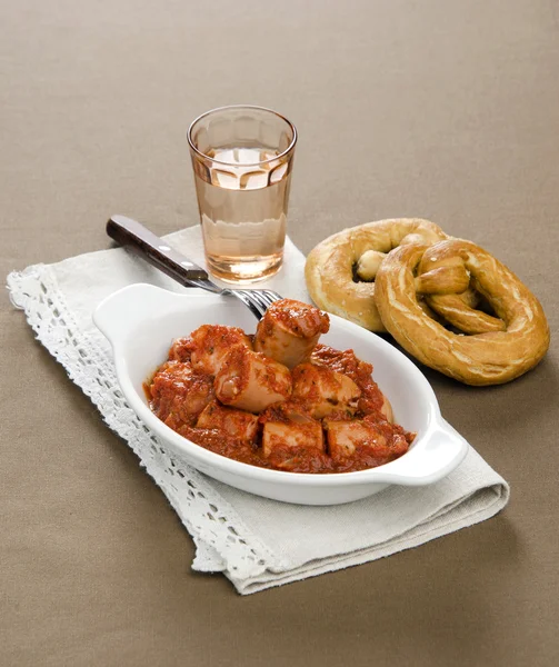 Korv med tomatsås med tyska pretzels — Stockfoto