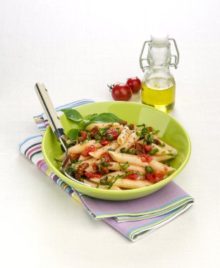 Penne makarna salatası