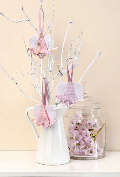 Origami-Herz mit Kranichen auf den Zweigen in einer Vase — Stockfoto