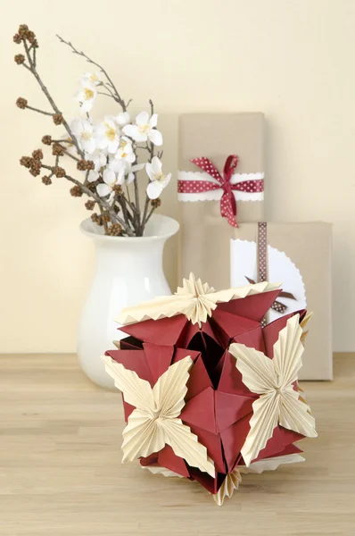 Origami Kusudama met geschenken — Stockfoto