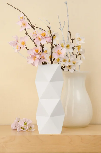 Vase origami avec des fleurs — Photo