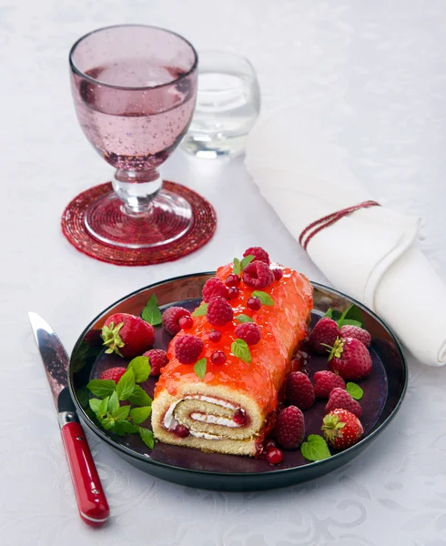 Biscuit roulade with raspberries — Stock Photo, Image