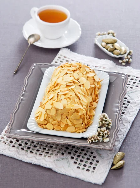 Feestelijke biscuit rollen met amandel segmenten — Stockfoto