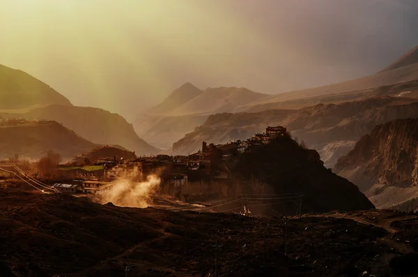 Boeddhistisch klooster in de bergen van de Himalaya bij zonsondergang — Stockfoto