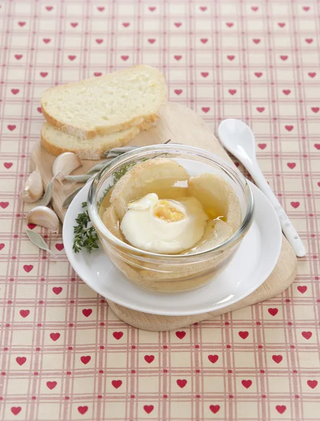 Caldo con huevo escalfado — Foto de Stock