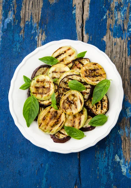 Verduras a la parrilla calabacín berenjena albahaca — Foto de Stock