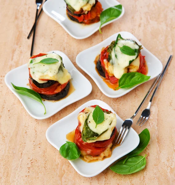Баклажаны и томатная закуска сыр моцарелла — стоковое фото