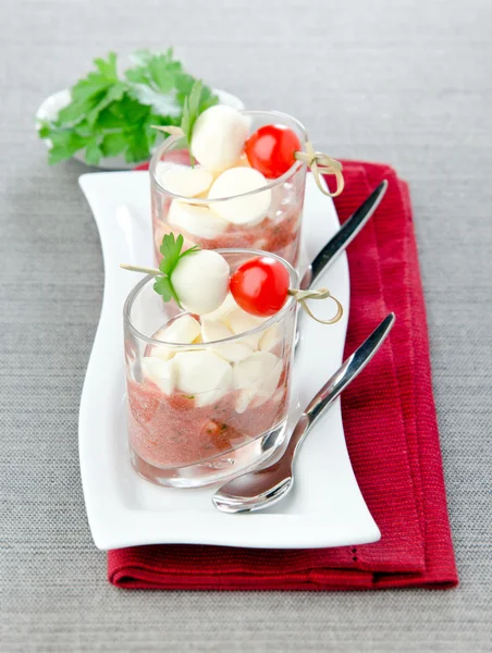 Tomatsåsen i en kopp med mozzarella — Stockfoto