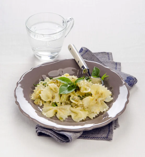 Farfalle pasta con verduras — Foto de Stock