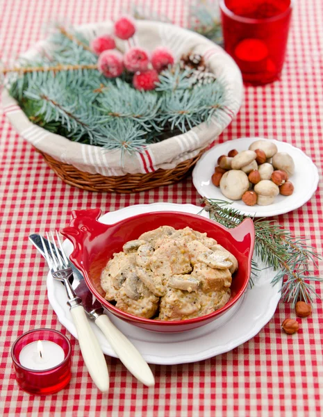 Carne con setas y frutos secos —  Fotos de Stock