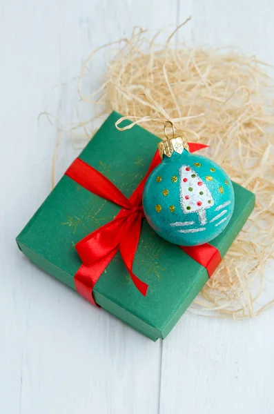 Décor Emballage cadeau Boule de Noël — Photo
