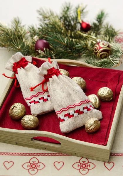 Boże Narodzenie dekoracje worek orzechów jodła oddział — Zdjęcie stockowe