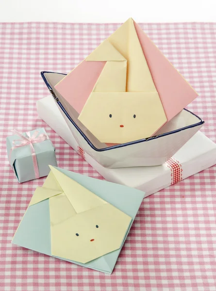 Enveloppe de vacances pour enfants origami lièvre — Photo