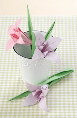 Origami çiçek süsen bir vazoda