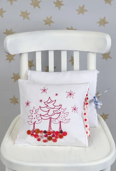 Weihnachtsdekoration Interieur Kissen auf einem Stuhl — Stockfoto