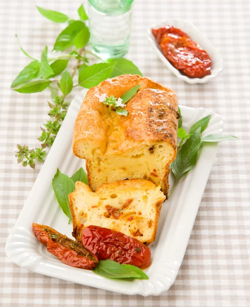 Torta con pomodori secchi e formaggio — Foto Stock