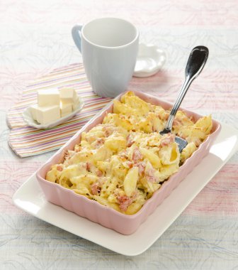 Makarna ve peynir pastırma ile graten