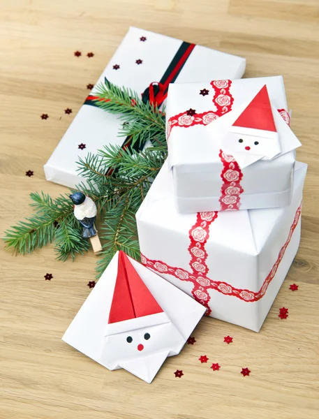 クリスマス サンタ クロース折り紙封筒のためのギフト — ストック写真