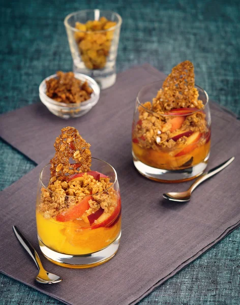 Crumble dessert with fruit — Stock Photo, Image