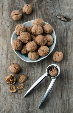 Ceviz ahşap masa üstüne