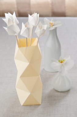 Bir vazo origami origami Lale