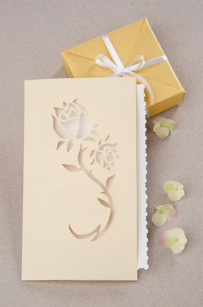 Листівка Кірігамі троянда з подарунковою коробкою — стокове фото