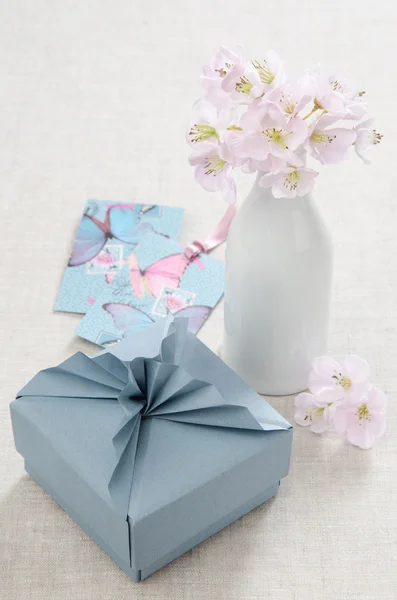 Origami blaue Schachtel als Geschenk — Stockfoto