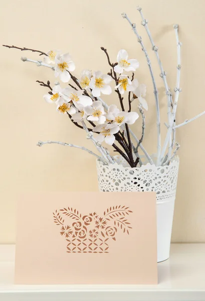 Ευχετήρια κάρτα με λουλούδια kirigami — Φωτογραφία Αρχείου