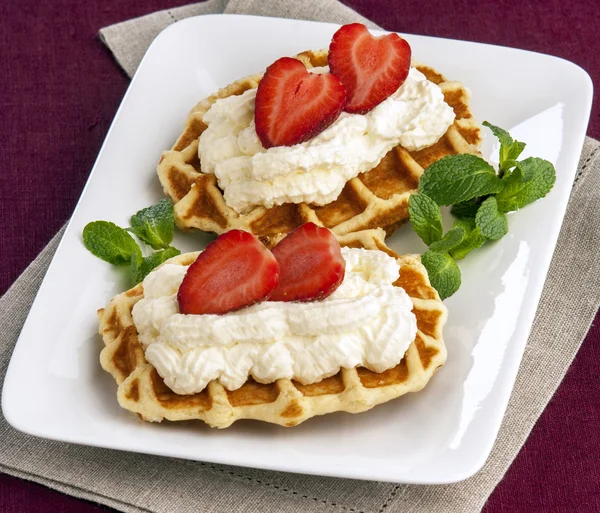 Wafer with cream and strawberries on plate — Stock Photo, Image
