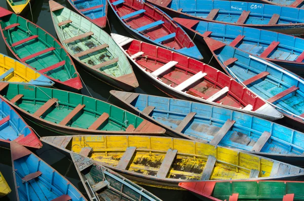 Barcos coloridos viaja — Fotografia de Stock