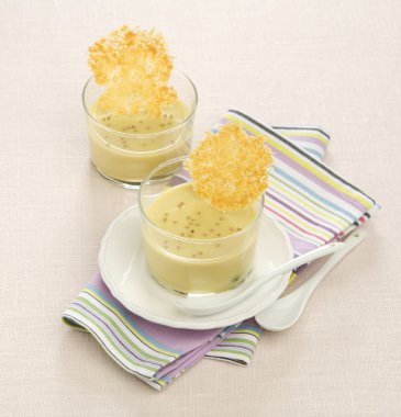 Panna cotta hardal ve parmesan fişleri ile