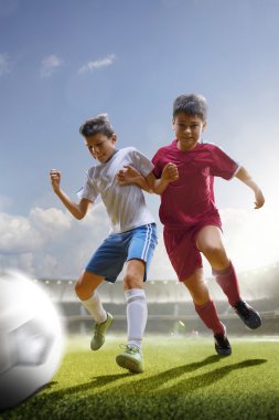 Çocuk üzerinde büyük arena futbol oynayan