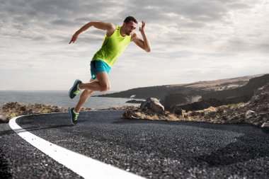 Erkek atlet açık havada için maraton koşmak eğitim sırasında Sprint