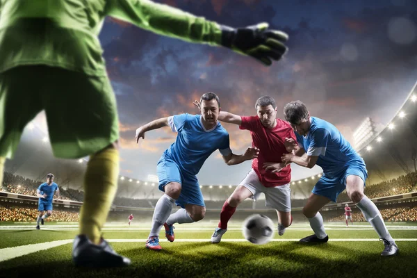 Giocatori di calcio in azione sul tramonto stadio sfondo panorama — Foto Stock