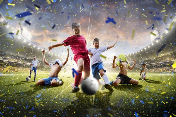 Koláž dětské fotbalistů v akci na stadionu panorama — Stock fotografie