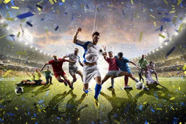 Collage adulti bambini calciatori in azione sul panorama dello stadio — Foto Stock
