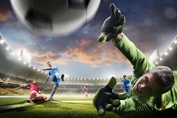 Giocatori di calcio in azione sul tramonto stadio sfondo panorama — Foto Stock